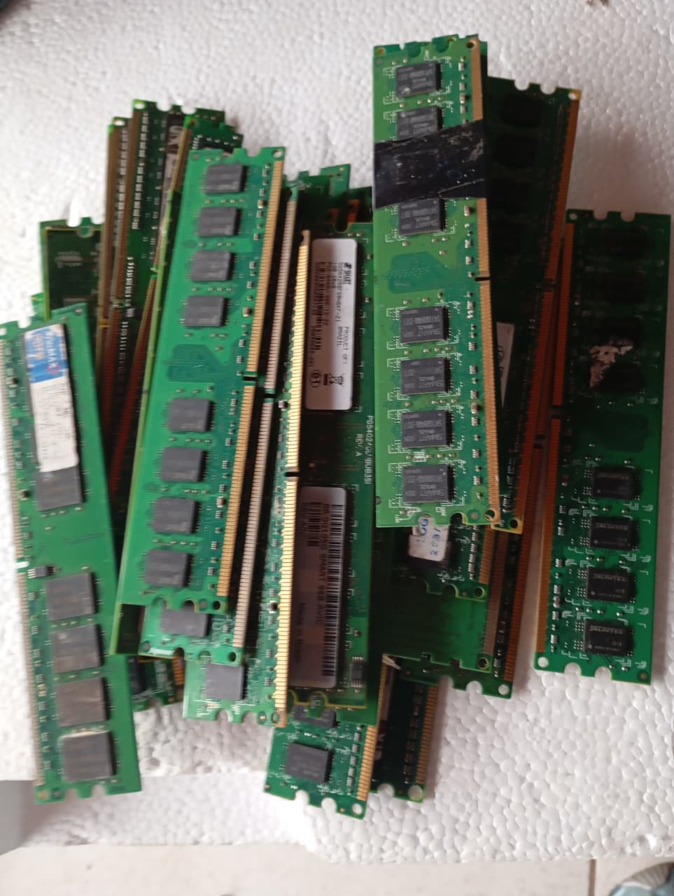 Sucata de TI em caixas para coleta